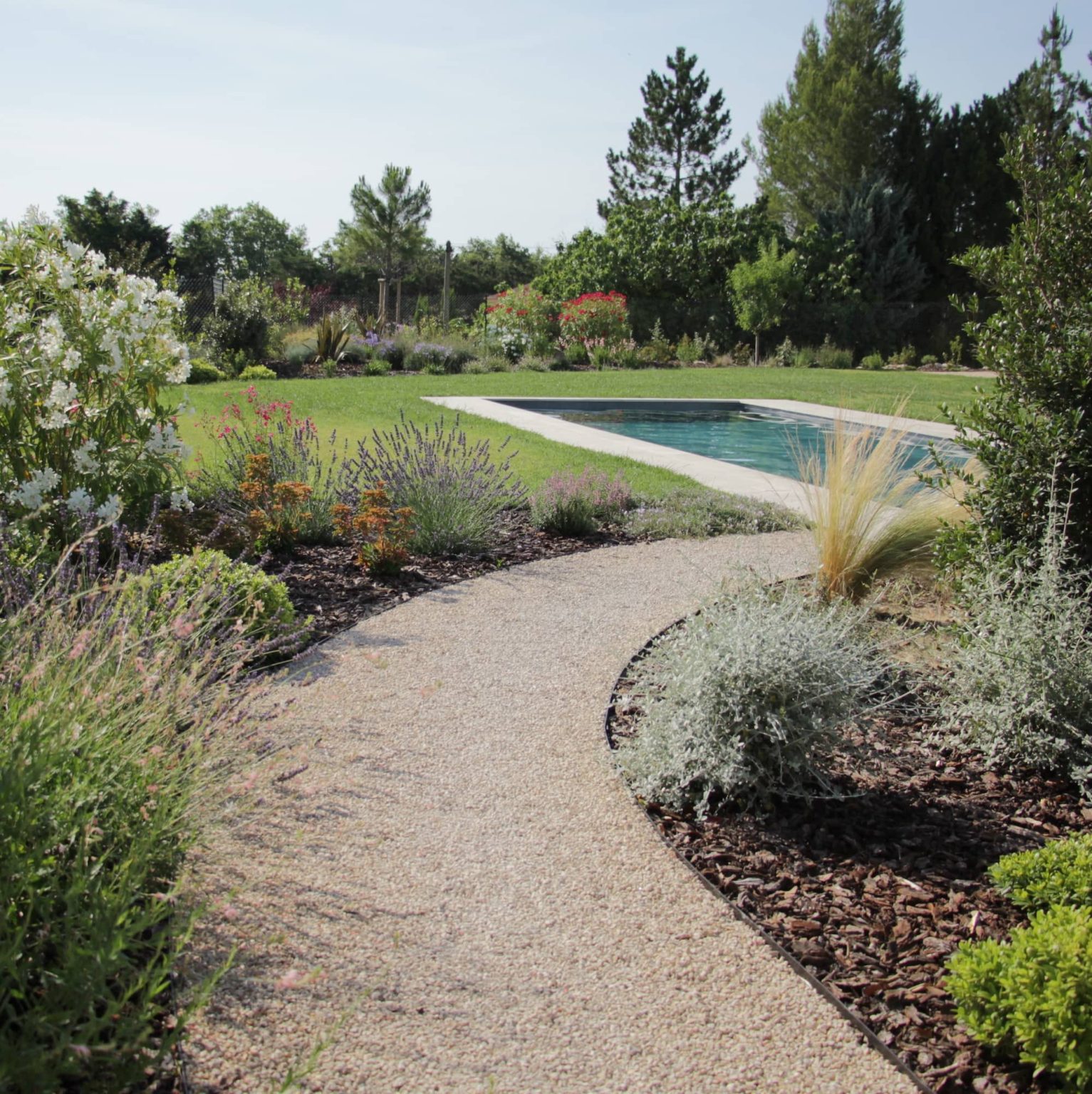 Création de jardin avec pelouse et allée pavée réalisée par Renoday en Brabant wallon